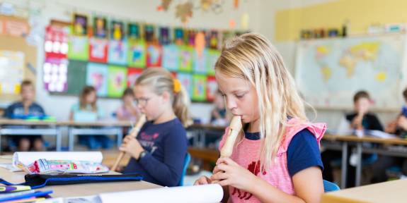 Zwei Schülerinnen spielen Blockflöte