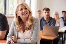 Mehrere Eltern in einem Klassenzimmer